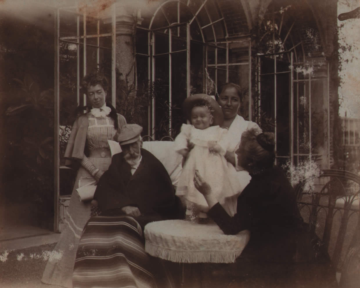 Guglielmo Alberti bambino con i nonni materni, Tommaso e Maria Luisa Ferrero della Marmora, nel giardino di Palazzo La Marmora a Biella, 1900